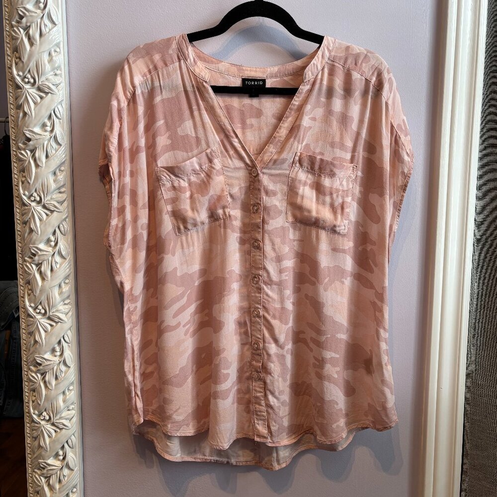 Torrid Pink Light Summer Camo Button up Blouse Size 0 (10/12)